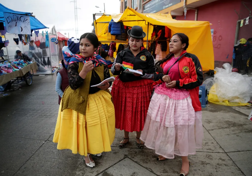 Bolivijské ženy, které se živí wrestlingem, se vrací po lockdownu zpět do zápasnického ringu