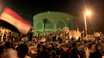 Demonstranti před prezidentským palácem v Káhiře