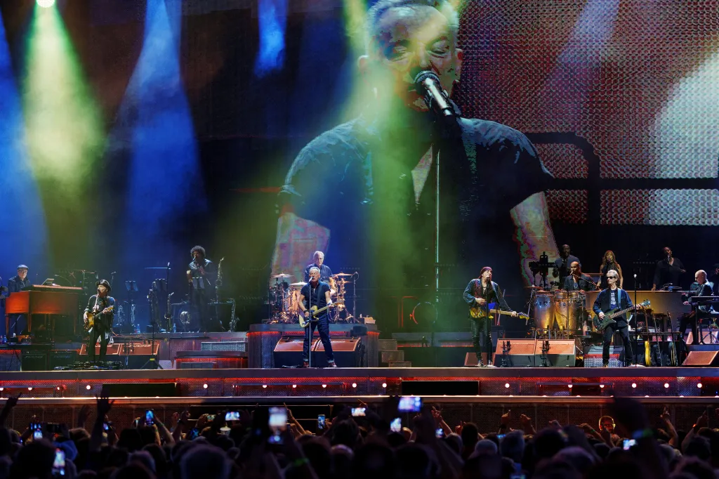 V Letňanech bude slyšet také zastřený hlas Bruce Springsteena. Americký zpěvák a kytarista, jehož časopis Rolling Stone označil za „ztělesnění rokenrolu“, se tuzemskému publiku připomene po více než dekádě na prý jediném koncertě ve střední Evropě. S doprovodnou kapelou The E Street Band vystoupí 28. května