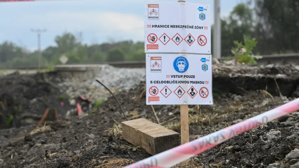 Okolí místa, kde koncem února na Přerovsku havaroval nákladní vlak s tisíci tunami benzenu