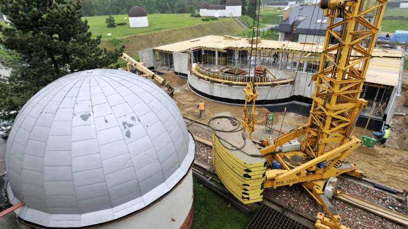 Stavba digitálního planetária v polovině roku 2013