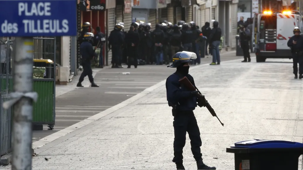 Policejní razie v pařížské čtvrti Saint-Denis