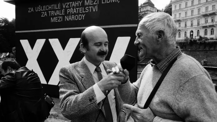 Moderátor Tomáš Sláma s Bohumilem Hrabalem (1987)