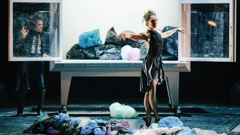 Nikola Márová jako labuť v inscenaci Baron Prášil