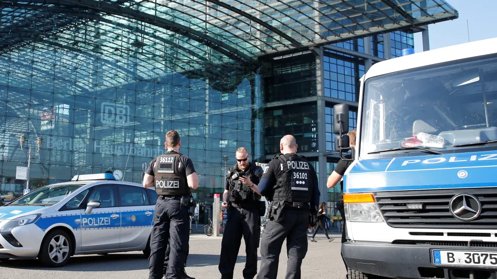 Policie před berlínským hlavním nádražím