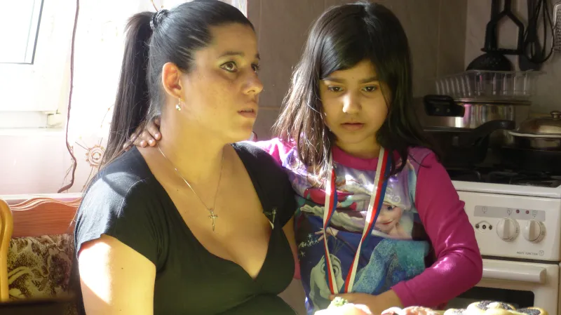 Jak se poprat s životem bez jistoty rodiny, ukáže časosběrný dokument Rovnýma nohama. Jeho tvůrci po dobu osmi let sledovali děti z dětského domova a jejich samostatnou cestu do dospělosti