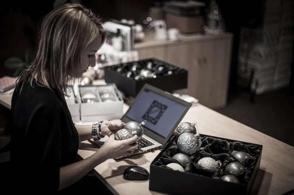 Dnešní ozdoby se od těch tradičních začaly po roce 1990 lišit v dekorování. V posledních letech v Česku vznikají vysoce kvalitně řemeslně a výtvarně zpracované kusy. České baňky slaví úspěch ve všech zemích, kde se zdobí vánoční stromy