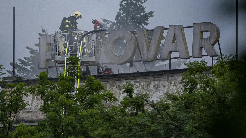 Hasiči zasahují u požáru pivovaru ve Vratislavicích nad Nisou