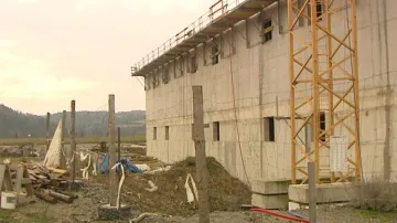 Stavba na břehu Berounky