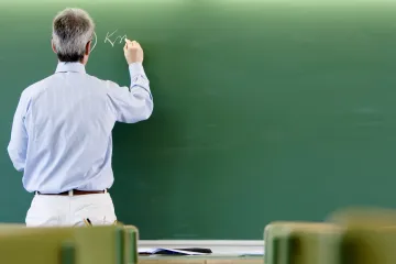 Chládek proti „prázdninovým výpovědím“: Šetřit se má jinde