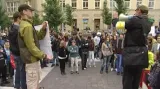 Odpůrci slučování gymnázií se sešli na Moravském náměstí v Brně