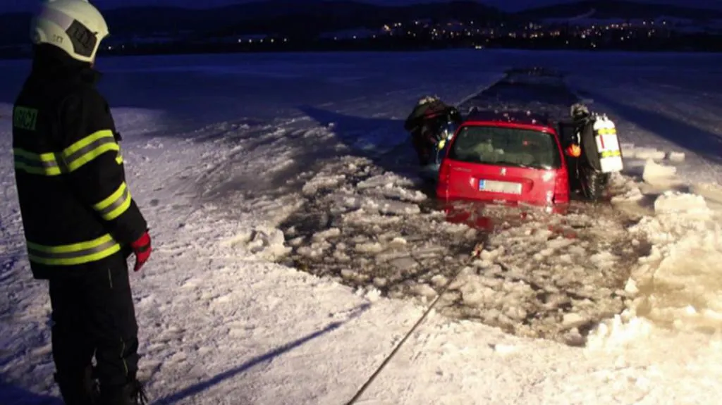 Vytahování auta z vody