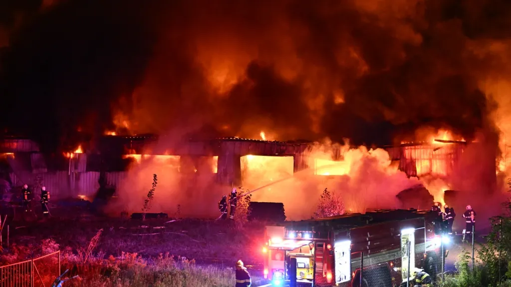 Hasiči zasahují u požáru průmyslové haly v Turnově