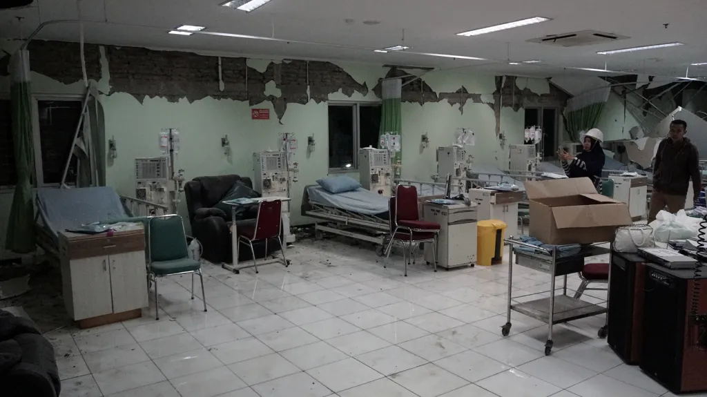 Zničená nemocnice ve městě Banyumas