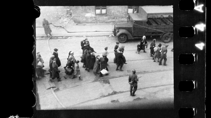 Negativ fotografií, které Zbigniew Leszek Grzywaczewski pořídil během povstání ve varšavském ghettu