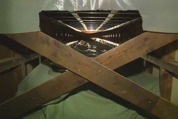 Velkomoravský unikát ukrývají v Mikulčicích pod plachtou. Slovanské monoxyly uvidí lidé až za dva roky