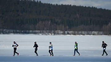 Zamrzlé Lipno se čtvrtým rokem proměnilo v běžeckou dráhu maratonců