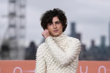 Chalamet bude přednostně točit pro Warnery. Travolta gratuluje k hitům