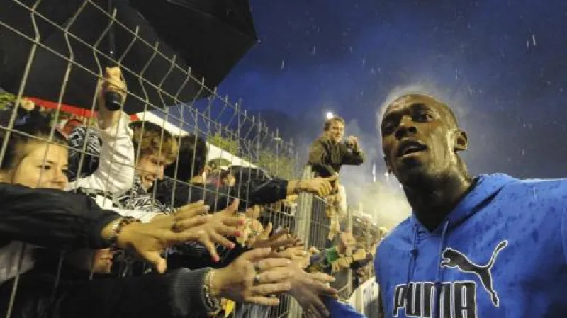 Jamajský sprinter Usain Bolt se zdraví s diváky na Zlaté tretře