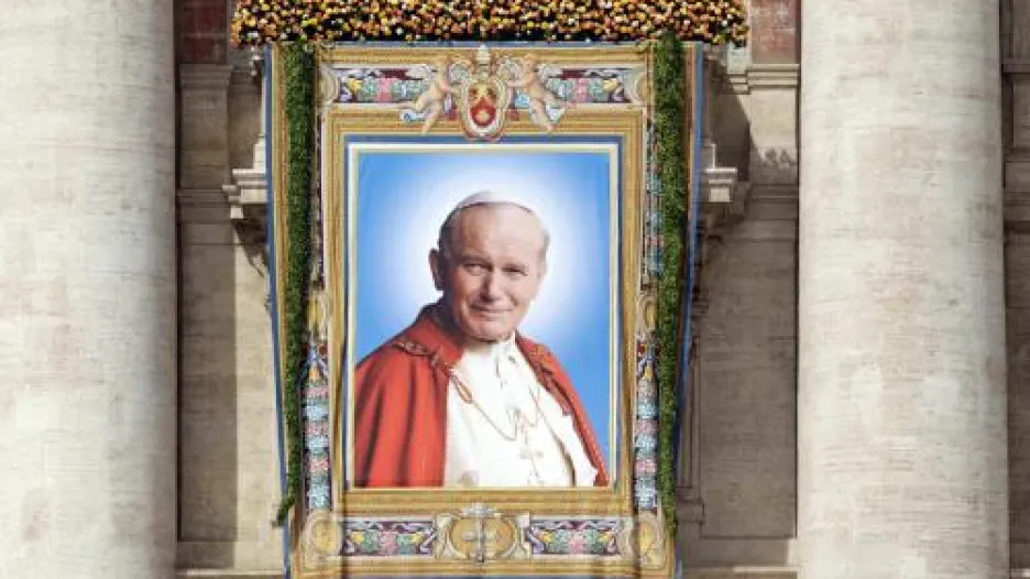 Jan Pavel II. shlíží ze spuštěného plátna