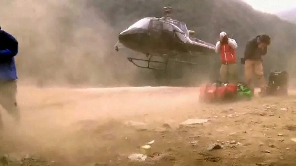Bez vrtulníků by se záchranáři v Nepálu neobešli