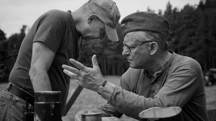 Václav Marhoul a Stellan Skarsgård při natáčení filmu Nabarvené ptáče