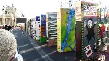 V Berlíně vyrostla zeď z obřích dominových kostek