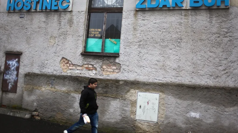 O navýšení peněz ale starostové bojující za zachování limitů pochybují. Jiní, například starosta Mostu Vozka, naopak tvrdí, že bez těžby hrozí regionu brzký konec. V době likvidace Libkovic byl ředitelem dolu Koh-i-noor, díky jehož činnosti se těžba v nestabilním podloží pod zbouranou obcí ukázala jako nerentabilní.