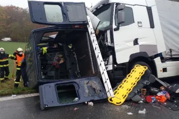 Čtyři lidé zemřeli při srážce kamionu a dodávky na Pardubicku