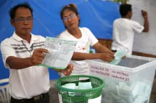 Pozorovatelé kritizovali sčítání hlasů v Thajsku. Volby se v zemi konaly poprvé od převratu