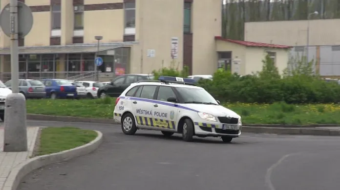Městská policie v Chomutově má aktuálně k dispozici jen jedno funkční auto s funkčním majákem