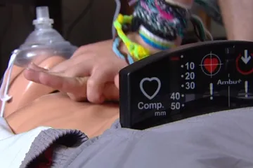 Lidé mají zájem o kurzy první pomoci. Záchranáři to vítají