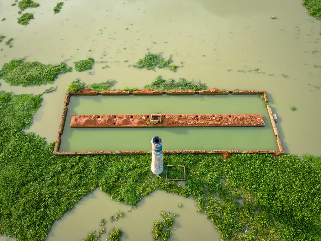 Cihláři z bangladéšského Savaru zachraňují během záplav nevypálené cihly, které by se ve vodě rychle rozpadly