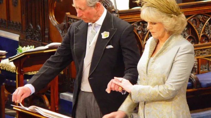 Princ Charles uzavřel civilní sňatek s Camillou Parker-Bowlesovou 9. dubna 2005, následně dostal pár i církevní požehnání v kapli svatého Jíří ve Windsoru