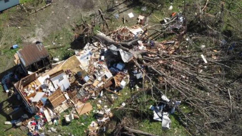 Následky řádění tornáda v USA