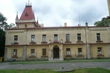 Na život na zámku si senioři počkají. Investor couvl