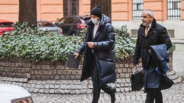 Obžalovaný Jiří Švachula (dříve za ANO) a obhájce Kárim Titz