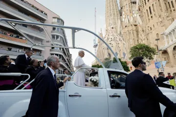 Papež otevírá věž baziliky Sagrada Família v Barceloně