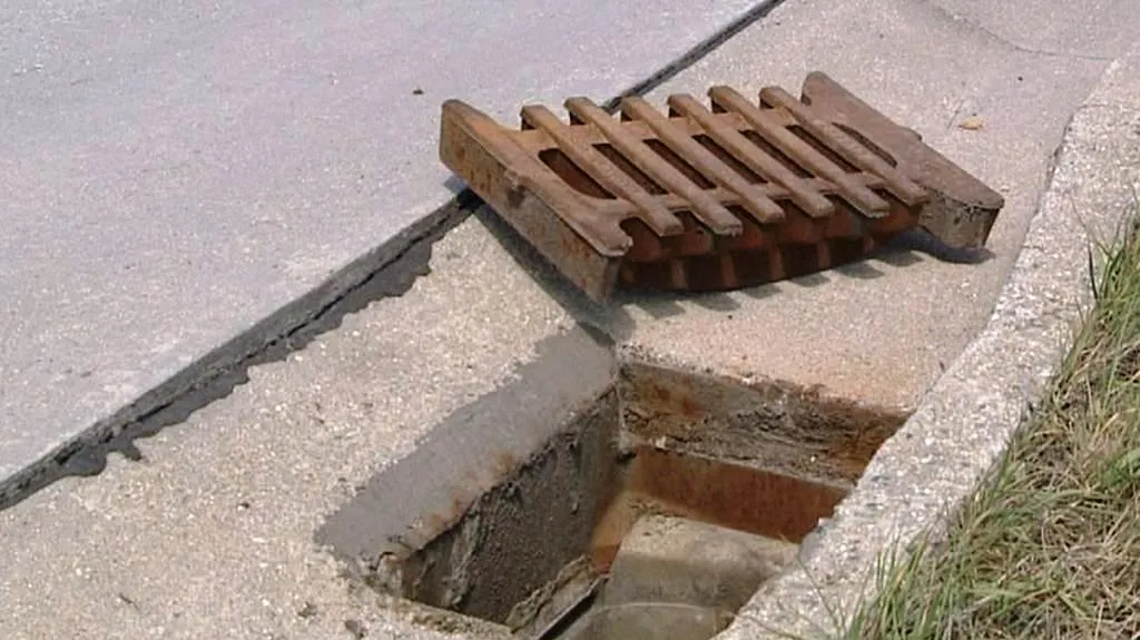 Zloději kradou litinové poklopy