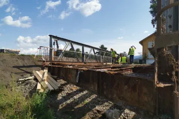 Sloužil pro auta do třinácti tun, vydržel mnohonásobně víc. Stoletý most v Petrově nad Desnou jde k zemi