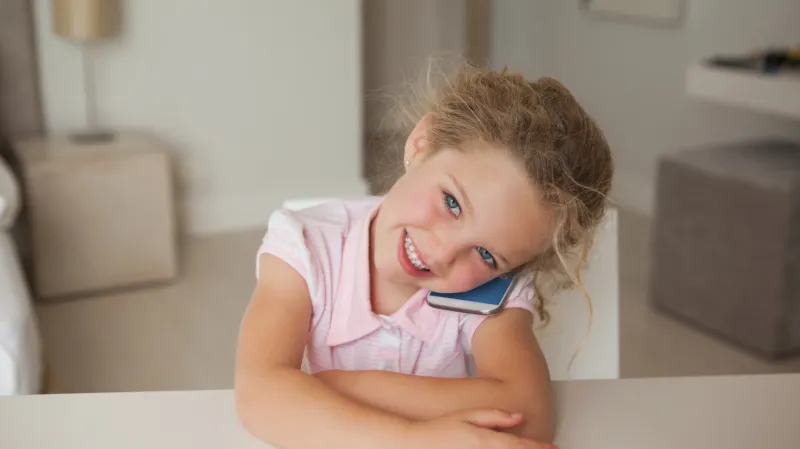 Dítě s mobilním telefonem