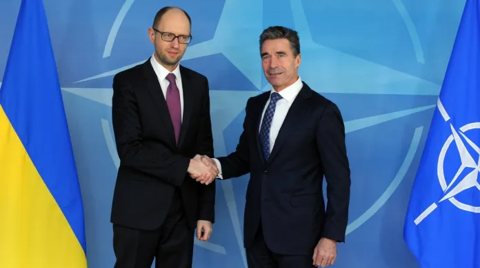 Rasmussen při setkání s ukrajinským premiérem Jaceňukem