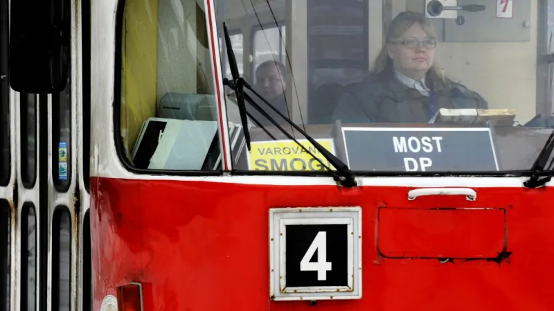 Všechny vozy DP v Mostě a Litvínově jsou v době vyhlášení smogové situace označeny tabulkou s varováním