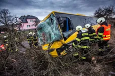 Na Náchodsku havaroval autobus s 20 lidmi, pět z nich je zraněných