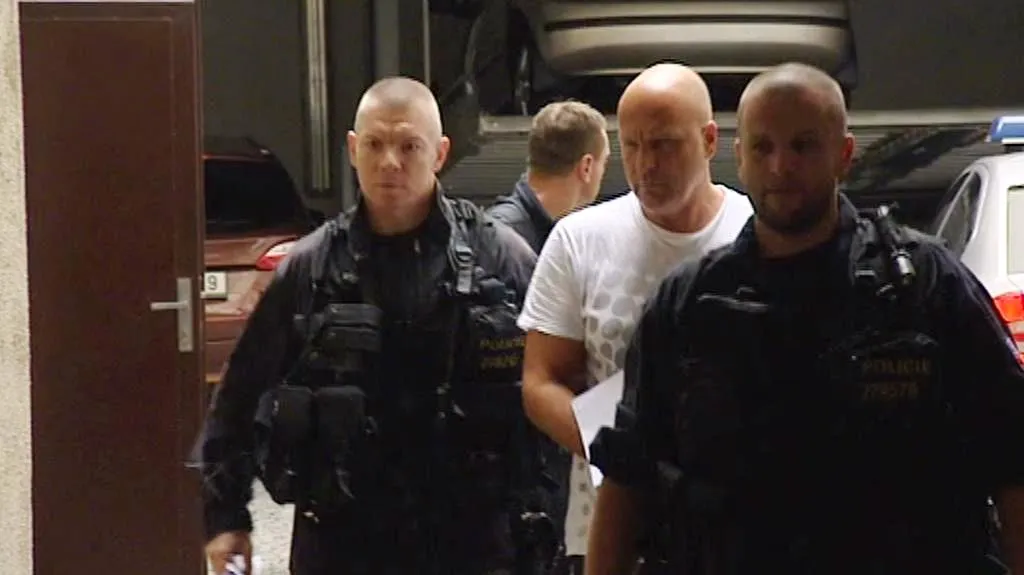 Policisté přivážejí Tomáše Kolingera k výslechu