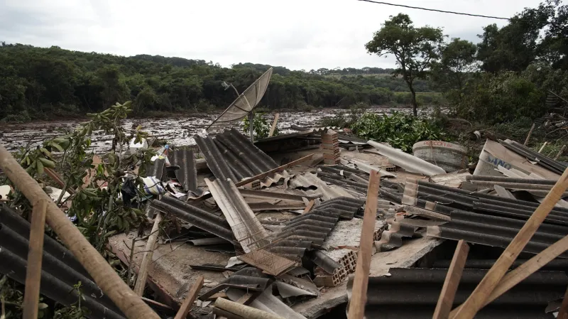 Bahno a voda z protržené přehrady srovnaly se zemí domy v celé oblasti