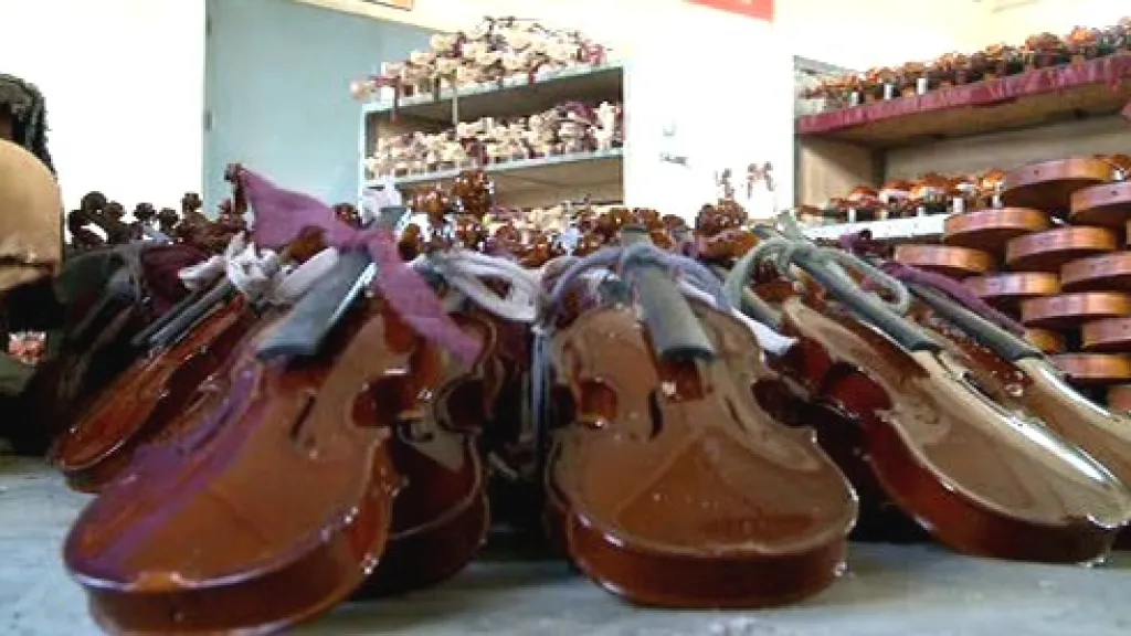Výroba houslí v Číně