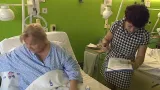 Pacienti mohli volit i na lůžku