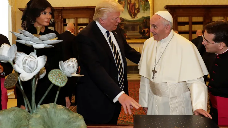 Trump a František při výměně darů