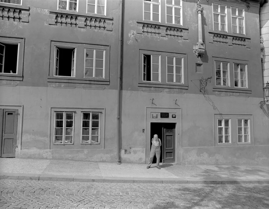 Jedna z posledních fotografií Josefa Sudka. Fotograf stojí u domu, kde bydlel (Praha 1 - Hradčany, Úvoz), na snímku ze 17. srpna 1976. Skonal 15. září 1976 ve věku 80 let